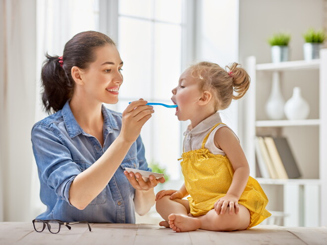 mama-alimenta-hija