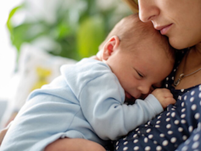 Bebé recién nacido recostado sobre mamá