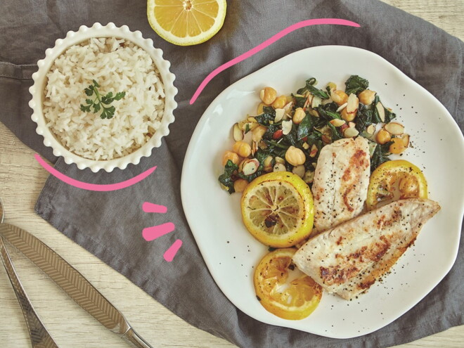 plato con pescado al limon y guarnicion de arroz 