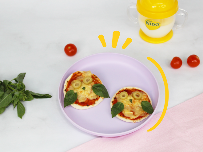 pizzitas saludables para bebé y vaso entrenador con leche nido