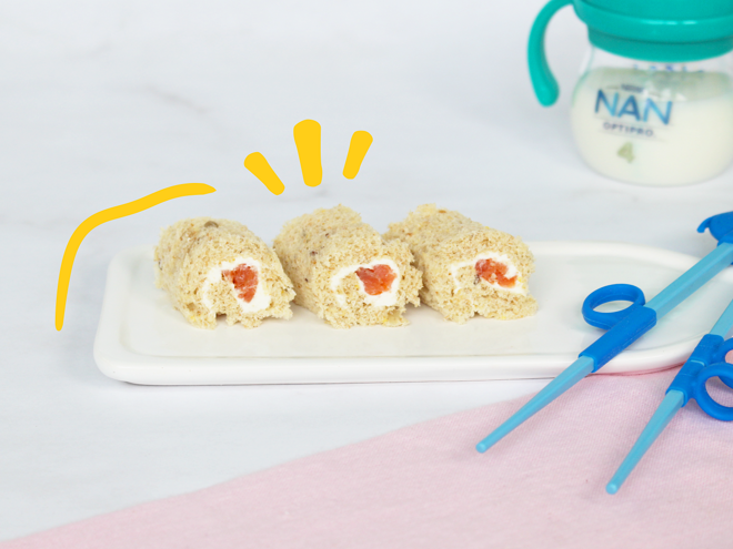 platos con rollitos de salmón para bebé vaso entrenador con leche nan