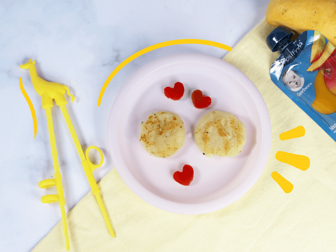 plato con 2 tortitas de pescado con papa pouch de jugo gerber