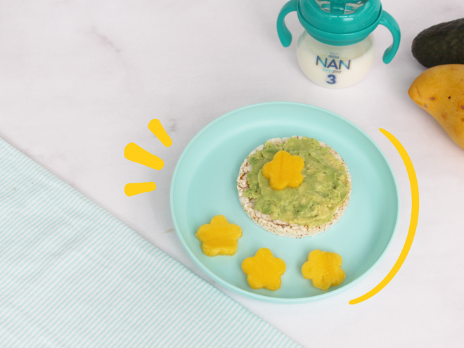 plato con tostada de arroz para bebé y vaso con lecha nan 3