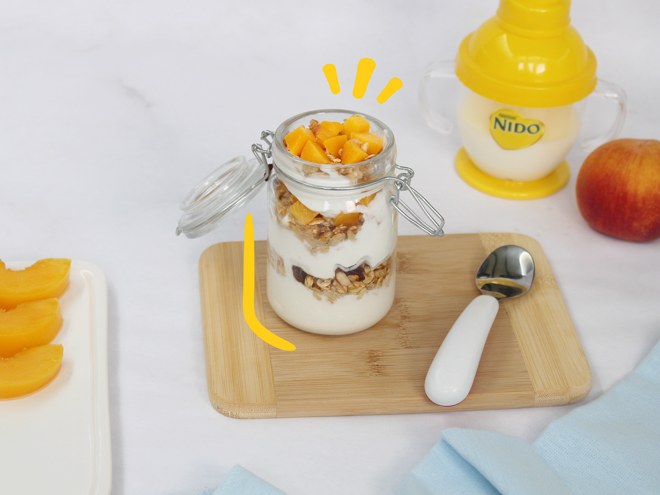 vaso de yogurt con granola y fruta vaso entrenador con leche nido