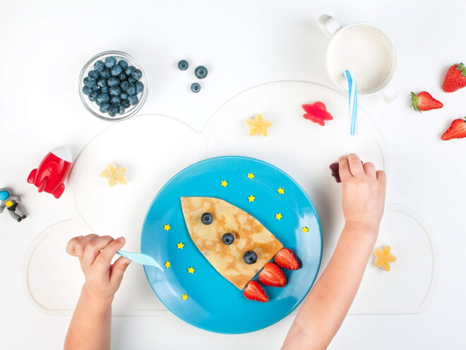 Niña comiendo alimentos sanos para un desarrollo adecuado y sano