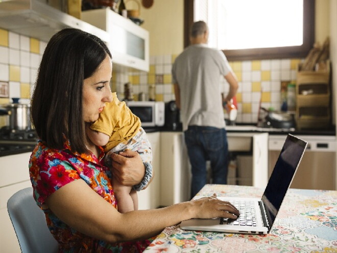 La Mujer Moderna Combina La Maternidad Con Los Negocios