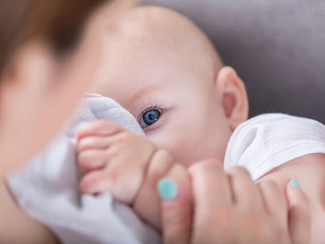 Mamá consintiendo a su bebé de cuatro meses