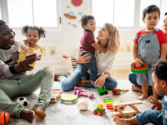 Padres con sus hijos apoyando su aprendizaje.