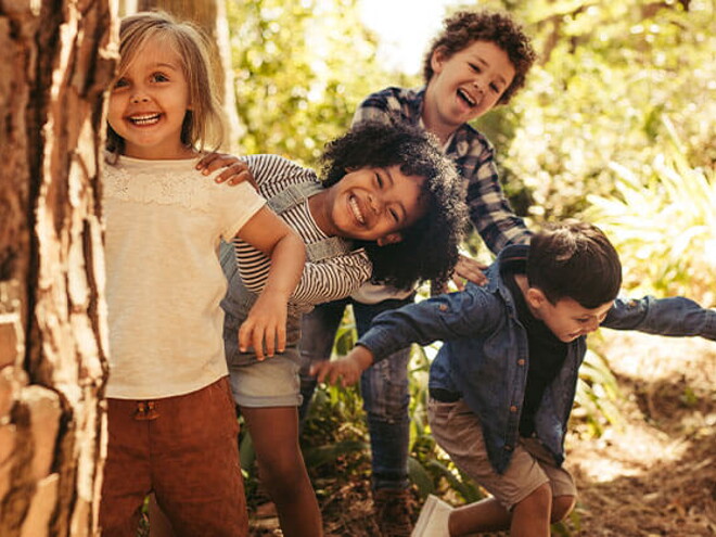 Niños sonriendo en un parque.