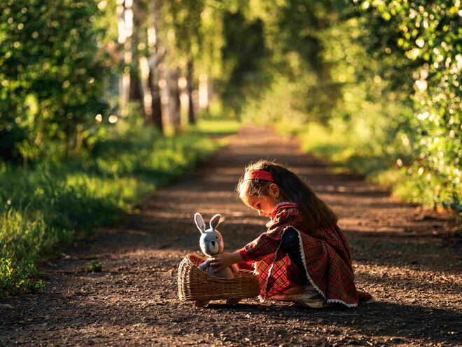 Niña sana jugando en el parque