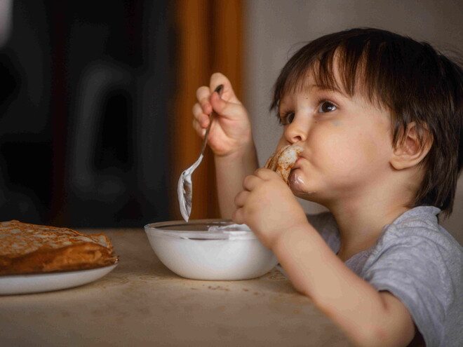 Niño comiendo