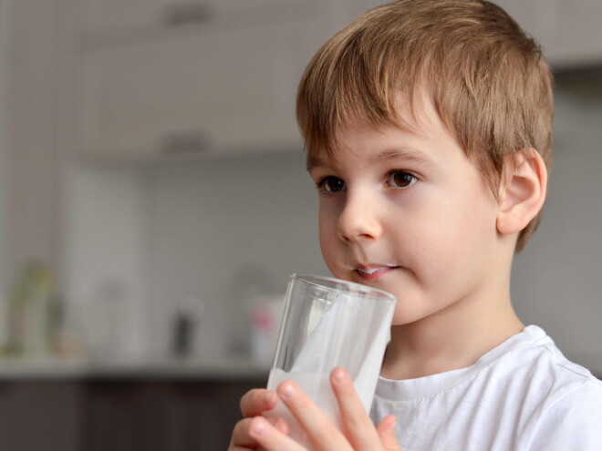 Cuánta leche debe tomar el bebé según su edad