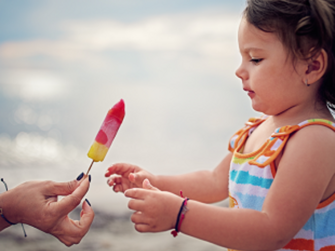 Niña pequeña con paleta de hielo