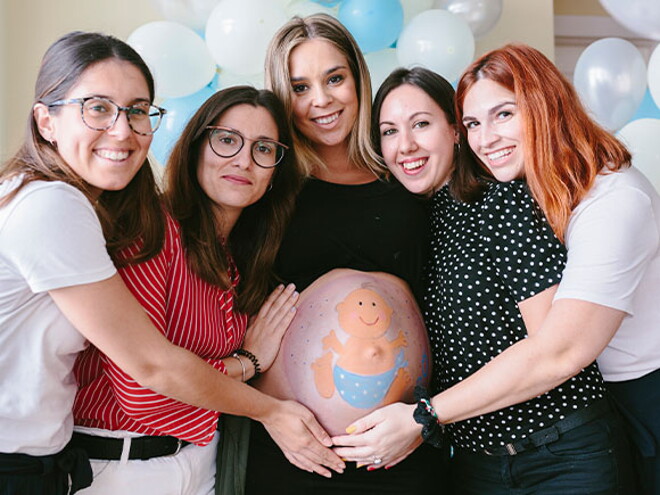 Mujer Embarazada En Estilo Plano Moderno. Concepto De Maternidad