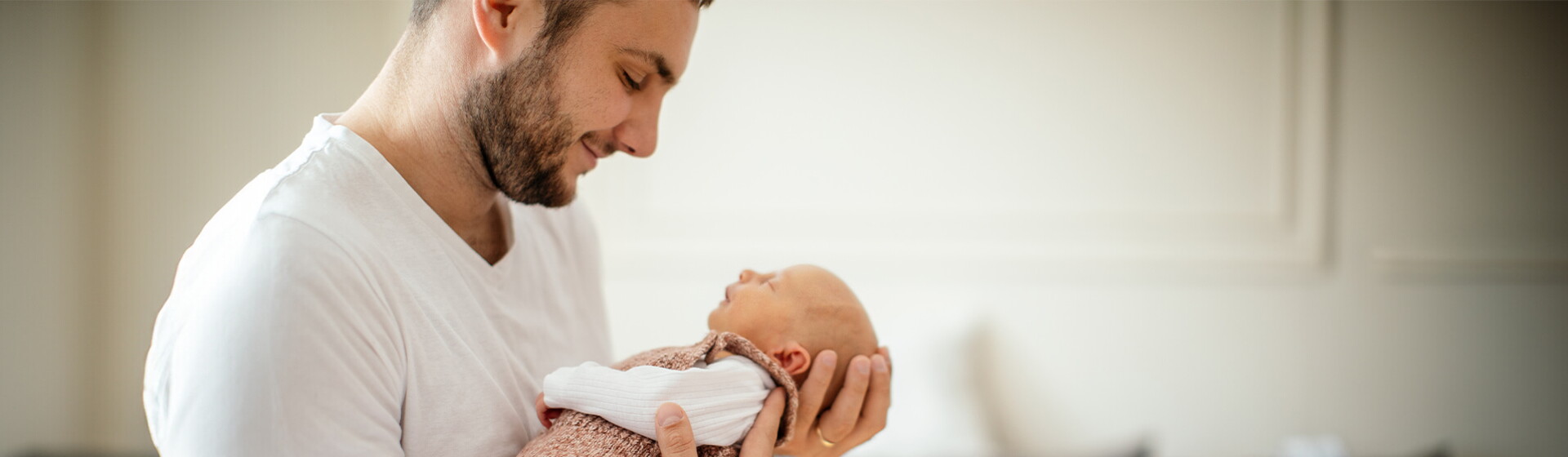 Papá sosteniendo a su bebé