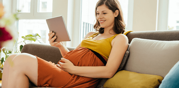 Mamá leyendo nombres de bebes niños