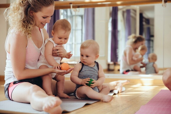 A los cuántos meses se sienta un bebé? - Abrazando su desarrollo