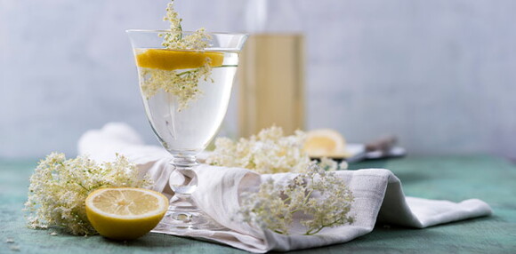 Agua con limón para controlar las náuseas 