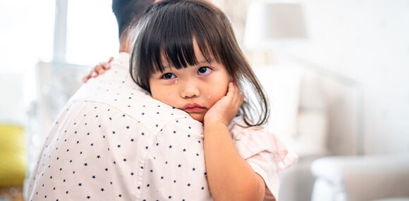 Papá abrazando a su hija que está triste.