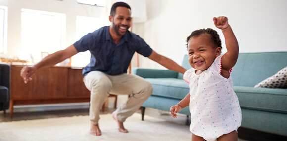 Papá bailando con su hija.