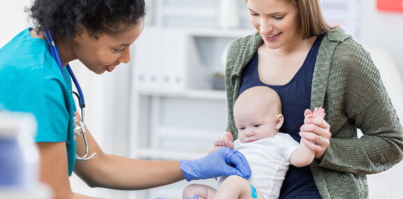 Doctora revisando a tu bebé de cinco meses