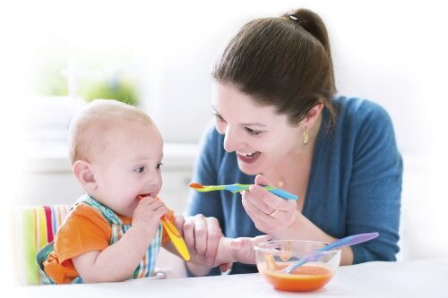 Mamá alimentando a su bebé