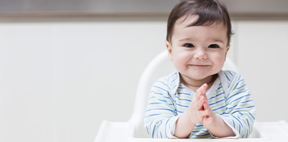 Bebé de 10 meses sentado sonriendo