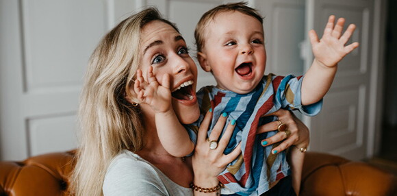 Bebé de 7 meses jugando y sonriendo con su mamá