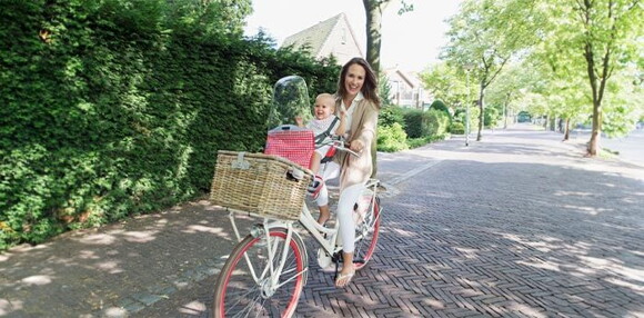 Bebé de 11 meses saliendo a dar un paseo con su mamá