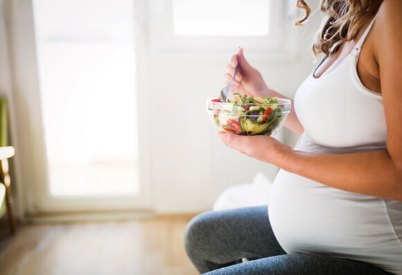 Joven embarazada consume alimentos ricos en hierro