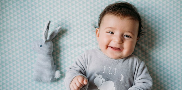 Bebé de cuatro meses sonriendo