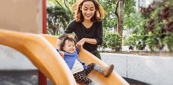 Mamá y bebé en el parque