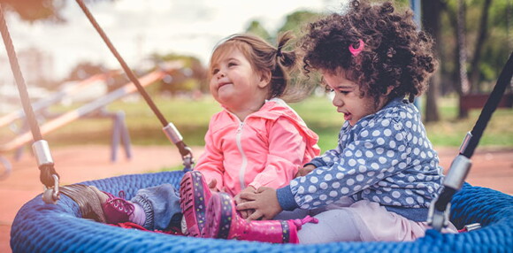 Dos bebés en el parque jugando.