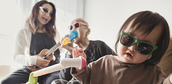 Padres jugando a cantar con su hija