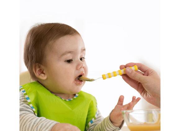 Bebé comiendo su cereal Gerber