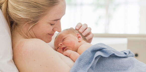 Mamá teniendo a luz a su bebé por parto inducido