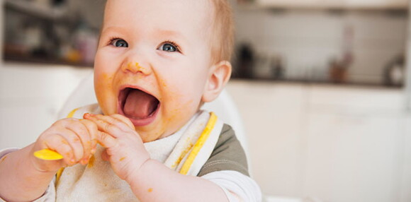 Sus primeras papillas: qué alimentos sólidos darle el bebé