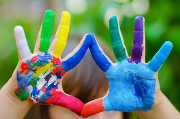 Niño con pintura en las manos