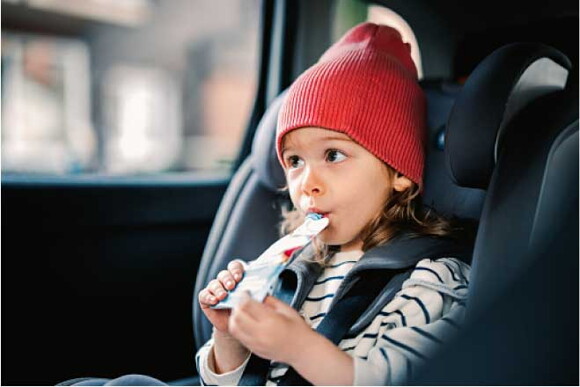 Niña tomando un Gerber® Pouch