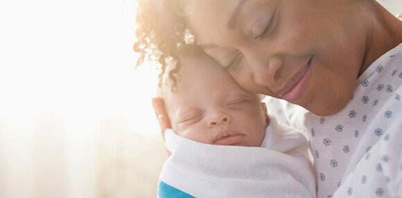 Mamá abrazando a su bebé de dos meses