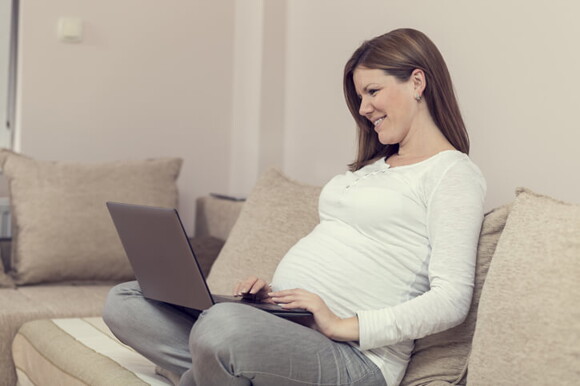 Mamá utilizando el computador