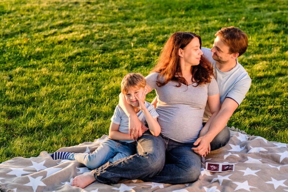 Padres disfrutando con su hijo pequeño