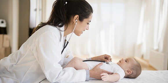 Doctora revisando los signos vitales del bebé.